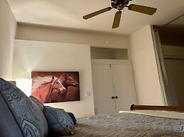 Private bedroom in Desert Western House near Wine Country