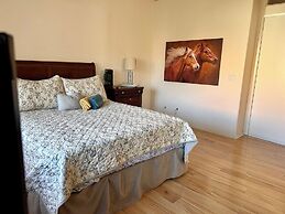 Private bedroom in Desert Western House near Wine Country