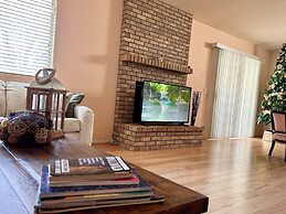Private bedroom in Desert Western House near Wine Country