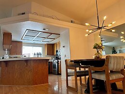 Private bedroom in Desert Western House near Wine Country