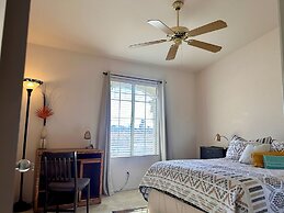 Private bedroom in Desert Western House near Wine Country