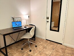 Private bedroom in Desert Western House near Wine Country