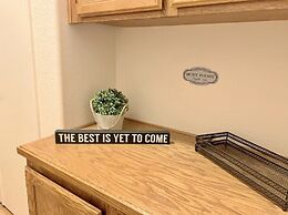 Private bedroom in Desert Western House near Wine Country