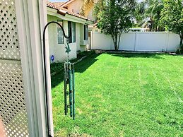Private bedroom in Desert Western House near Wine Country