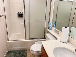 Private bedroom in Desert Western House near Wine Country