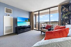 Spectacular Ocean & Diamond Head View 2 Bedroom Condo w/ Free Parking!