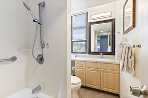 Spectacular Ocean & Diamond Head View 2 Bedroom Condo w/ Free Parking!
