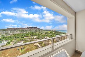 Spectacular Ocean & Diamond Head View 2 Bedroom Condo w/ Free Parking!