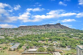Spectacular Ocean & Diamond Head View 2 Bedroom Condo w/ Free Parking!