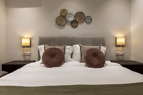 Phaedrus Living: City Center Luxury Flat N. Kosmos