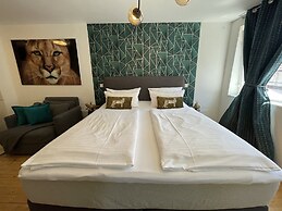 Deluxe Studio La Gatita Amable