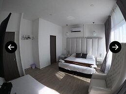 Aw Hotel Holidays Palace