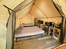 Son's Blue River Camp Glamping Cabin M