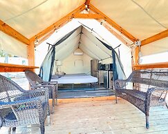 Son's Blue River Camp Glamping Cabin P