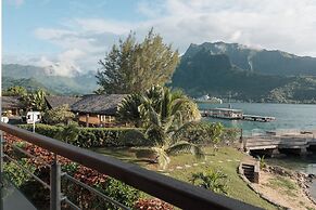Cook's Bay Hotel and Suites