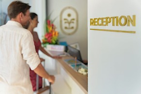 Cook's Bay Hotel and Suites