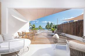 Cook's Bay Hotel and Suites