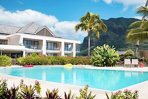 Cook's Bay Hotel and Suites