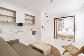 Cook's Bay Hotel and Suites