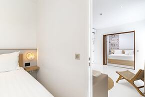 Cook's Bay Hotel and Suites