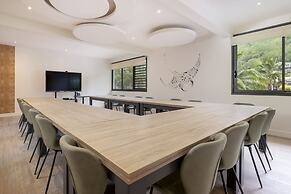 Cook's Bay Hotel and Suites