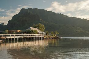 Cook's Bay Hotel and Suites