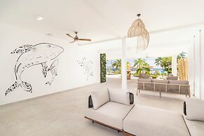 Cook's Bay Hotel and Suites