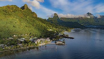 Cook's Bay Hotel and Suites