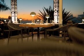 Cook's Bay Hotel and Suites