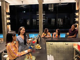 The Funny Lion El Nido