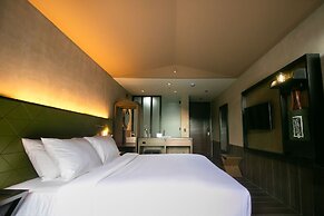 The Funny Lion El Nido