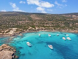 Sanders White Mountains - Vibrant Villa With Pool