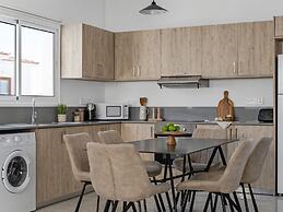 Sanders White Mountains - Vibrant Villa With Pool