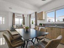 Sanders White Mountains - Vibrant Villa With Pool