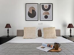 Sanders White Mountains - Vibrant Villa With Pool