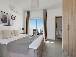 Sanders White Mountains - Vibrant Villa With Pool