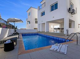 Sanders White Mountains - Vibrant Villa With Pool