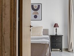 Sanders White Mountains - Vibrant Villa With Pool