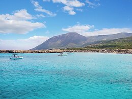 Sanders White Mountains - Vibrant Villa With Pool