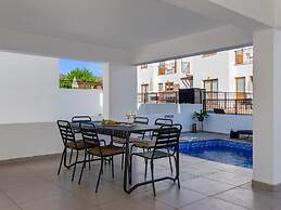 Sanders White Mountains - Vibrant Villa With Pool