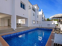 Sanders White Mountains - Vibrant Villa With Pool