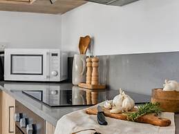 Sanders White Mountains - Vibrant Villa With Pool