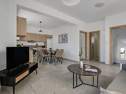 Sanders White Mountains - Vibrant Villa With Pool