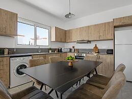 Sanders White Mountains - Vibrant Villa With Pool