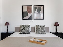 Sanders White Mountains - Vibrant Villa With Pool