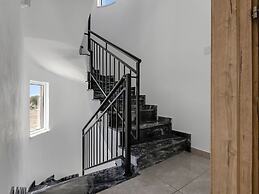 Sanders White Mountains - Vibrant Villa With Pool