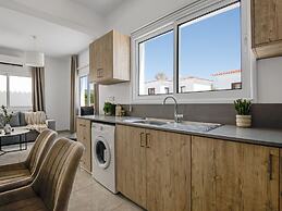 Sanders White Mountains - Vibrant Villa With Pool