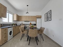 Sanders White Mountains - Vibrant Villa With Pool