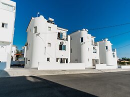 Sanders White Mountains - Vibrant Villa With Pool