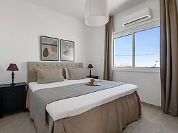 Sanders White Mountains - Vibrant Villa With Pool